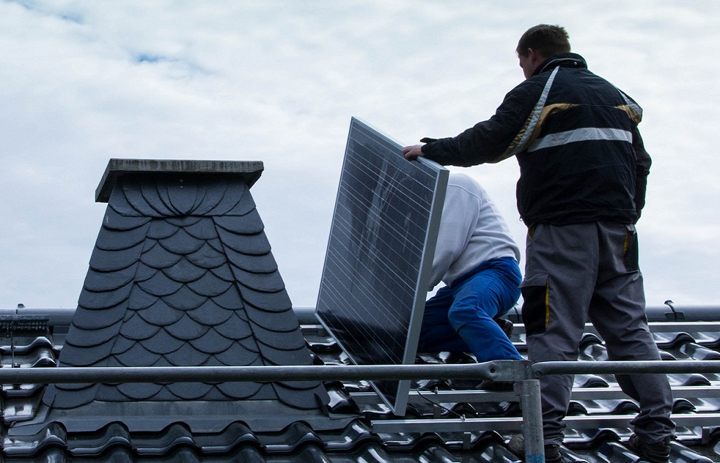 Schneller und fachlicher Aufbau von Solar- und PV-Anlagen auf das Dach - Dachdeckerei Hamburg  